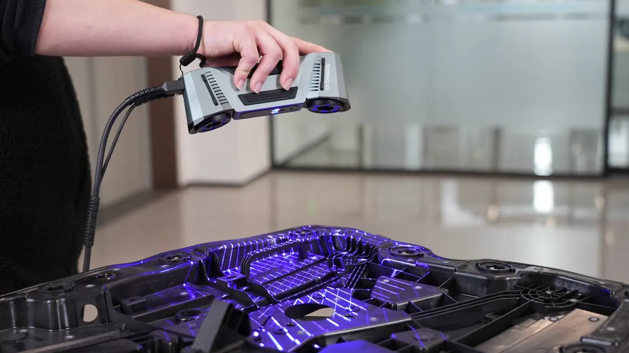 Scanner 3D laser portable utilisé par NOVOFORM 3D pour numériser une pièce